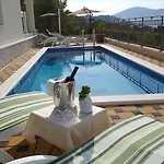 Villa Luxury Star Lights - Heated Pool, Hot Tub, Gym, Billiard