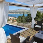 Luxury Star Lights - Heated Pool, Hot Tub, Gym, Billiard Villa