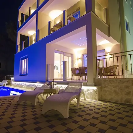 Villa Luxury Star Lights - Heated Pool, Hot Tub, Gym, Billiard *