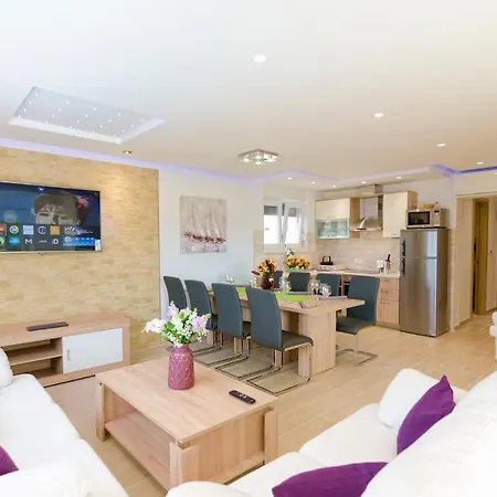 Vila Luxury Star Lights - Heated Pool, Hot Tub, Gym, Billiard *
